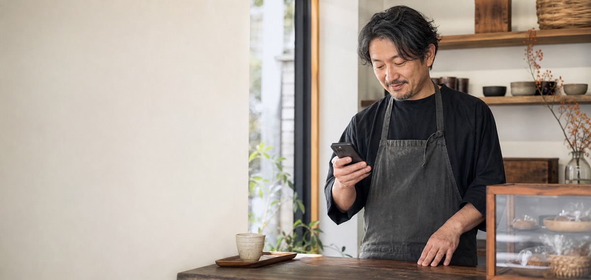 店舗で仕事をするオーナー